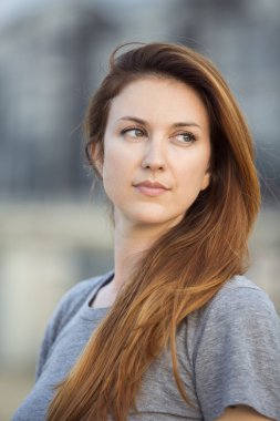 açık havada çok güzel bir kadın portresi