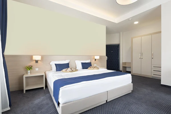 Interiér hotelový pokoj manželská postel — Stock fotografie