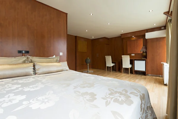 Interieur van de slaapkamer van een cabine op cruise boot hotel — Stockfoto