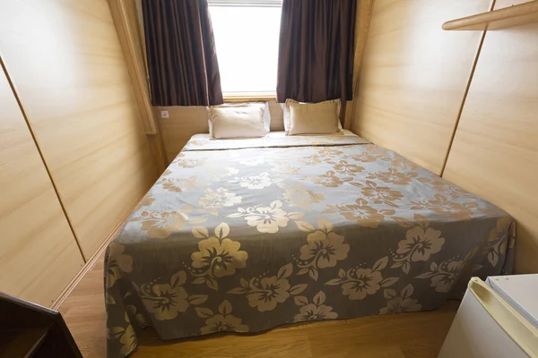 Interieur van de slaapkamer van een cabine op cruise boot hotel — Stockfoto