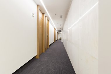 Otel binası koridorunda