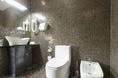 Modern bir otel banyosu.