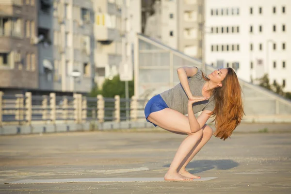 Mujer haciendo yoga en ambiente urbano — Foto de Stock