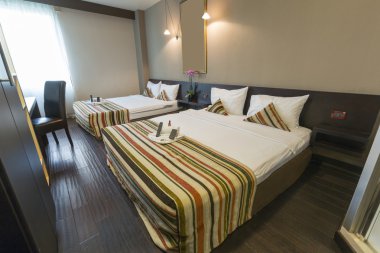Bir otel odasının içinde.