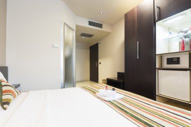 Bir otel odasının içinde.