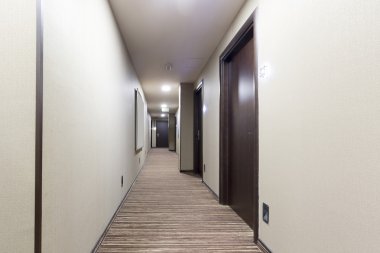 Akşamları otel koridor