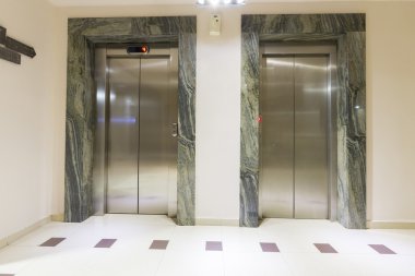 Otel lobisinde iki asansörler