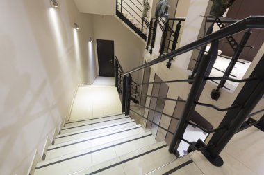 Otel koridor merdiven ile