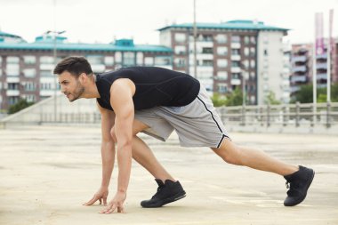 Genç adam açık havada çalışmaya uygun