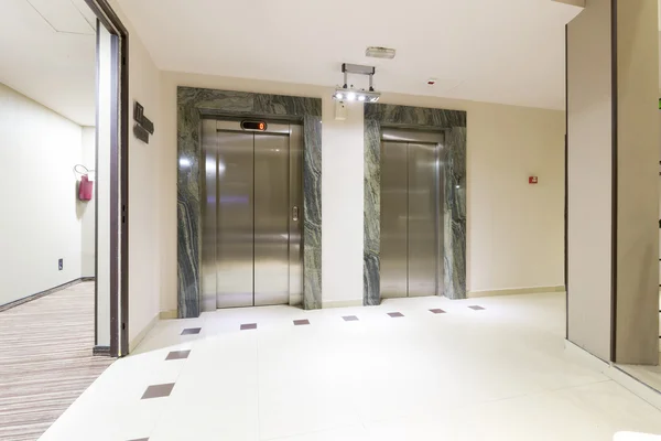 在酒店大堂的两部电梯 — 图库照片