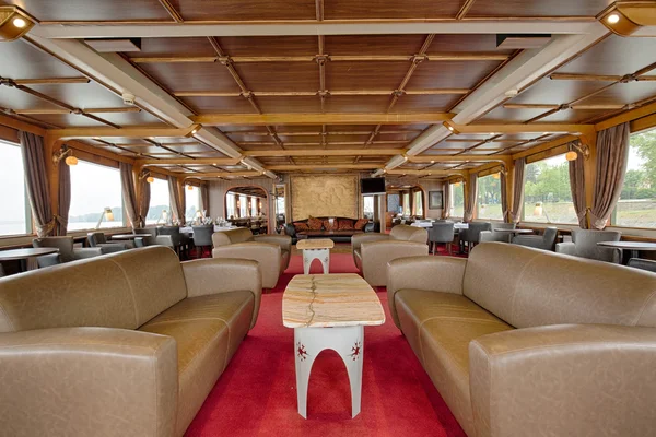 Interior de un restaurante de cruceros de lujo — Foto de Stock