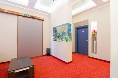 Bir otel lobisinin içinde.