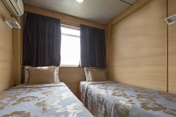 Interieur van de slaapkamer van een cabine op cruise boot hotel — Stockfoto