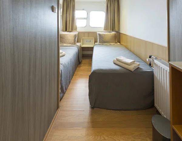 Interior kamar tidur kabin di hotel kapal pesiar — Stok Foto
