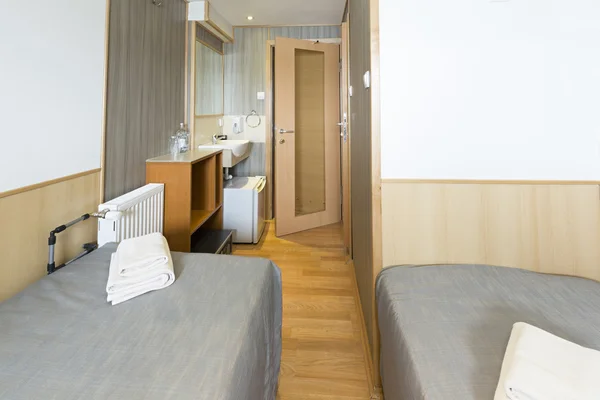 Intérieur d'une chambre cabine sur bateau de croisière hôtel — Photo