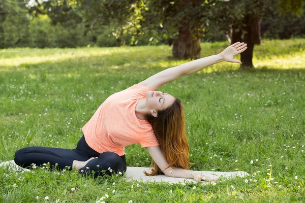 Mulher bonita fazendo ioga ao ar livre — Fotografia de Stock