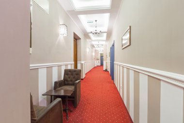 Modern otel koridorunda