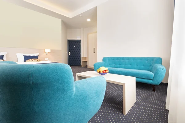 水色のソファーと肘掛け椅子でホテルの部屋 — ストック写真