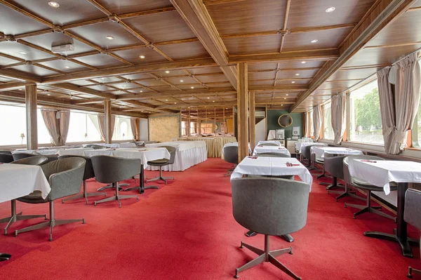 Interiér restaurace s výletní lodí — Stock fotografie