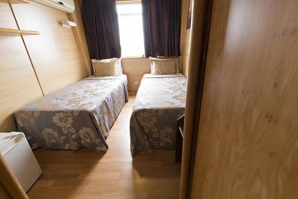 Interno di una camera da letto cabina su nave da crociera hotel — Foto Stock