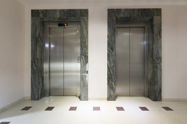 Otel lobisinde iki asansörler 