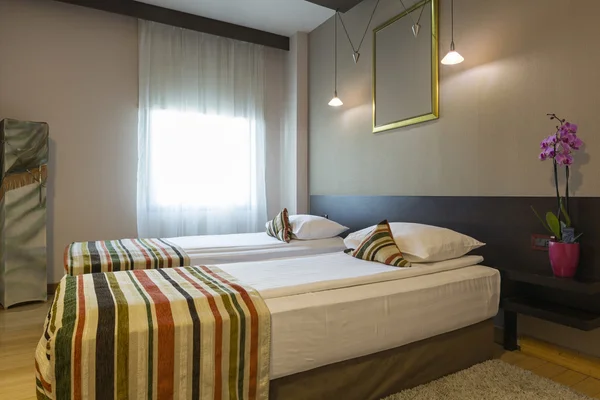 Tweepersoonsbed hotel kamer interieur — Stockfoto