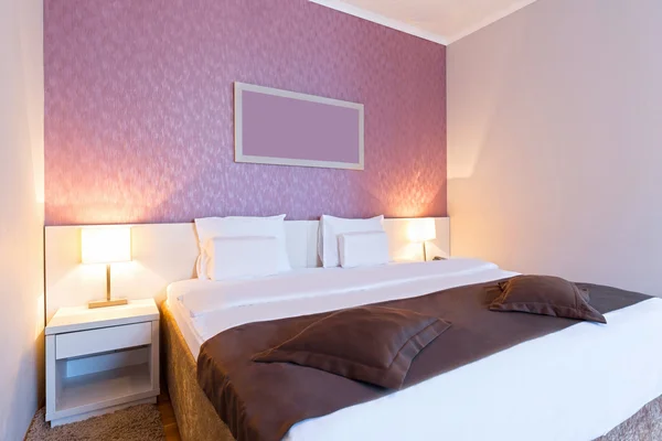 Интерьер спальни розового отеля — стоковое фото