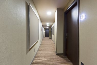 Akşamları otel koridor