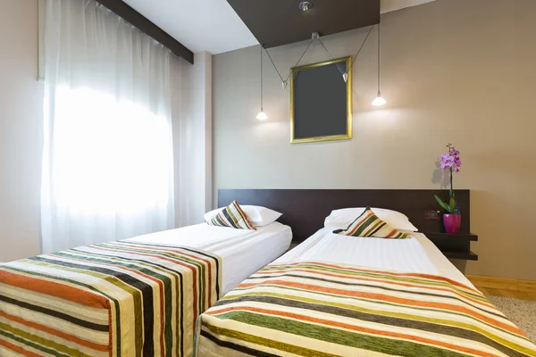 Interieur van een hotelkamer met double bed — Stockfoto