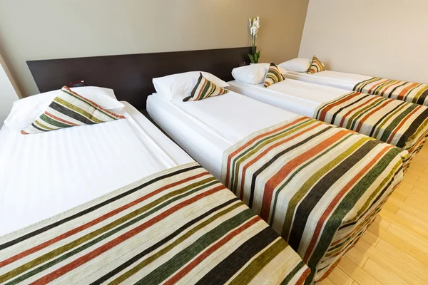 Interior de una habitación de albergue de cuatro camas —  Fotos de Stock