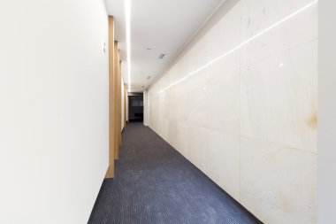 Otel uzun koridor