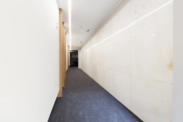 Μακρύ διάδρομο σε ένα ξενοδοχείο — Φωτογραφία Αρχείου