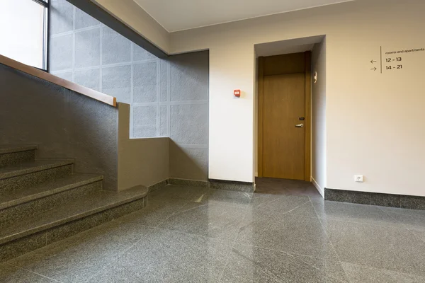Hotel korytarz ze schodami — Zdjęcie stockowe