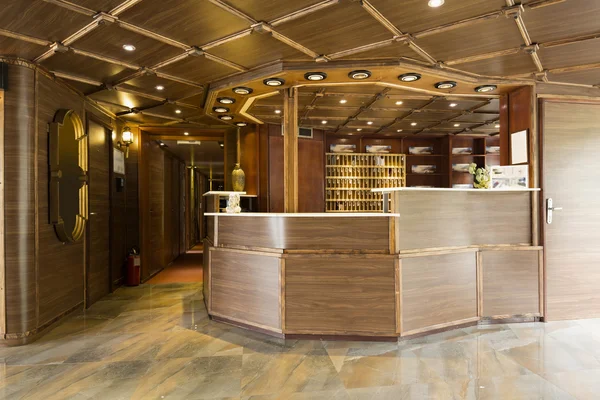 Reception area with reception desk on boat hotel — Stock Photo, Image