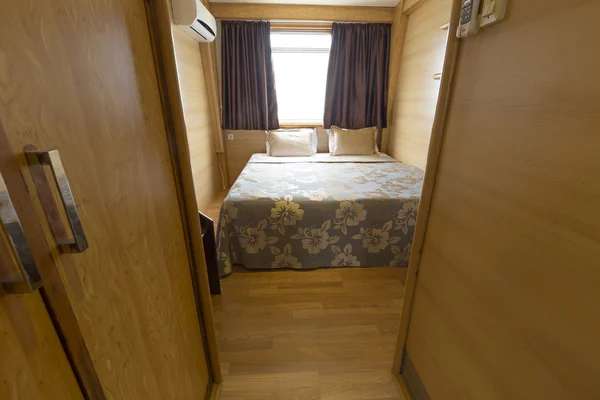 Interior of a cabin bedroom on cruise boat hotel — Stock Photo, Image