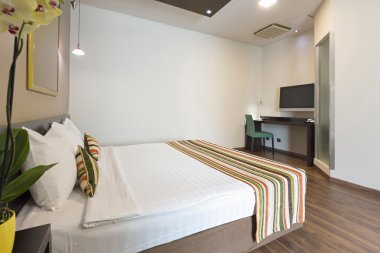 Modern bir otel odası.