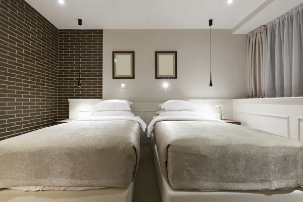 Cama doble habitación de hotel interior — Foto de Stock