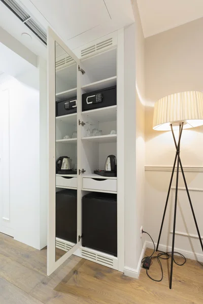 Hotellets rum interiör, garderob med minibar, värdeskåp och glasögon — Stockfoto