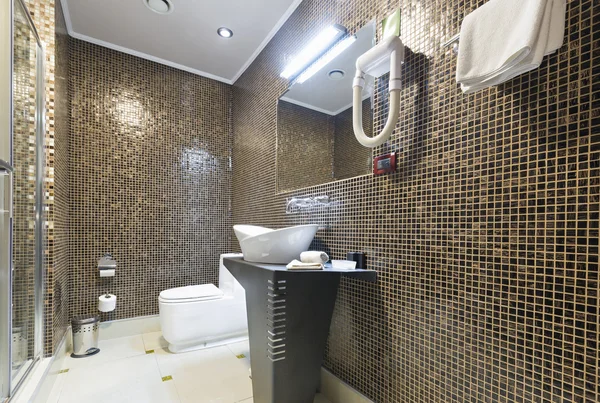 现代化旅馆浴室的内部 — 图库照片