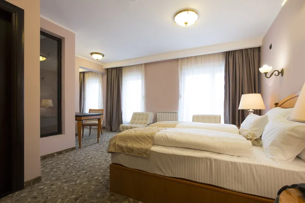 Klassisk stil hotel sovrum inredning — Stockfoto