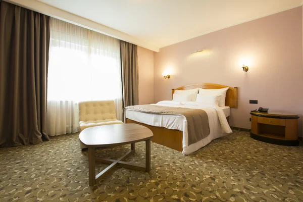 Camera da letto moderna nei colori wengè e bianco — Foto Stock ... Camera da letto moderna nei colori wengè e bianco — Foto Stock ...