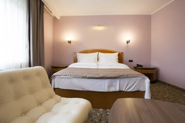 Klassisk stil hotel sovrum inredning — Stockfoto