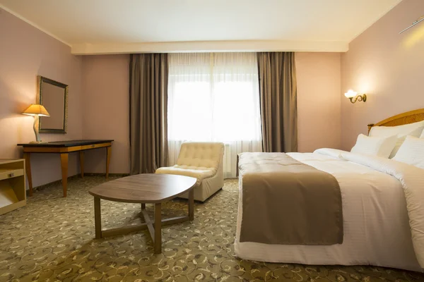 Klassisk stil hotel sovrum inredning — Stockfoto