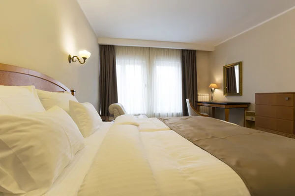 Klasik tarzı otel yatak odası iç — Stok fotoğraf