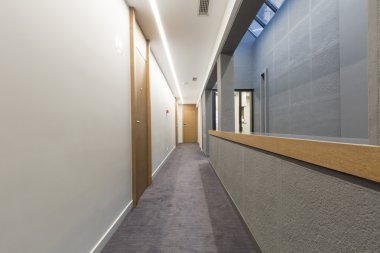 Modern otel koridorunda