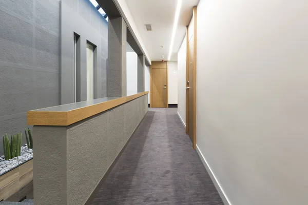 Corridoio in un hotel moderno — Foto Stock