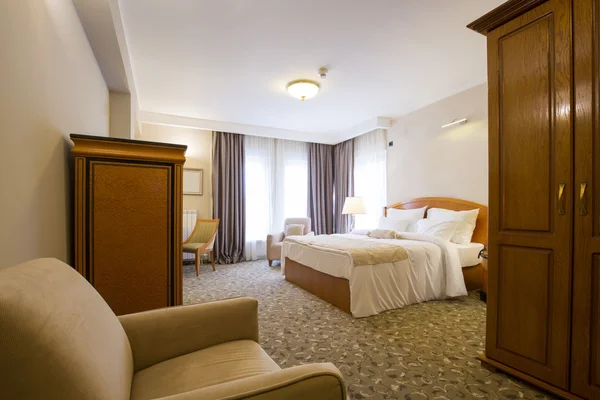 Classic style hotel bedroom interior — Stock Photo, Image