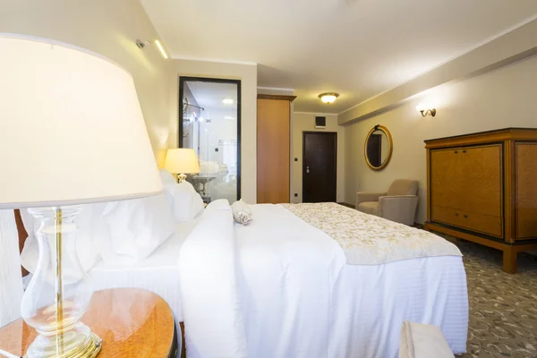 Stile classico camera da letto dell'hotel interno — Foto Stock