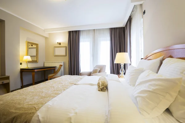 Klassieke stijl hotel slaapkamer interieur — Stockfoto