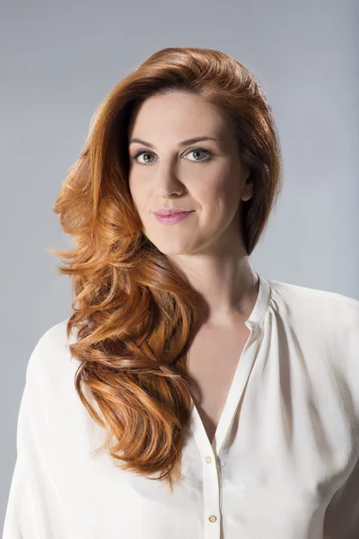 Kızıl saçlı güzel bir kadının portresi. — Stok fotoğraf